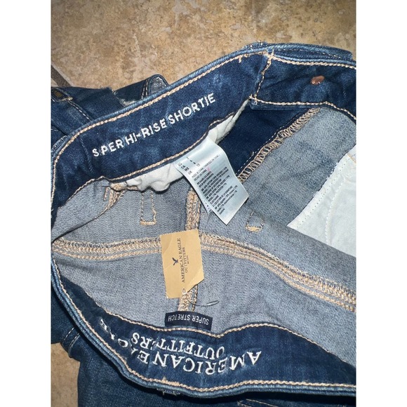 American Eagle Super Hi Rise Shortie Jean Shorts Size 6 NWT - Picture 3 of 3